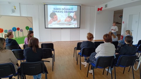 PODRUČNA SLUŽBA KRAPINSKO-ZAGORSKA ODRŽALA JE PREDAVANJE „KAKO OČUVATI ZDRAVU OBITELJ“ POVODOM OBILJEŽAVANJA MEĐUNARODNOG DANA OBITELJI U DJEČJEM VRTIĆU JESENJE